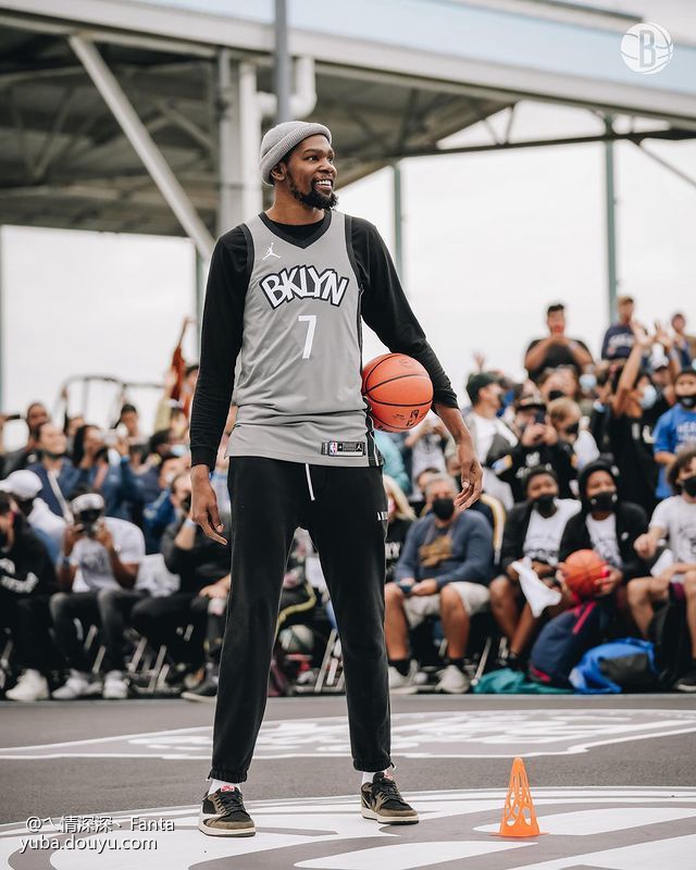 开云登录入口-山东泰山队训练前先来到看台与球迷互动