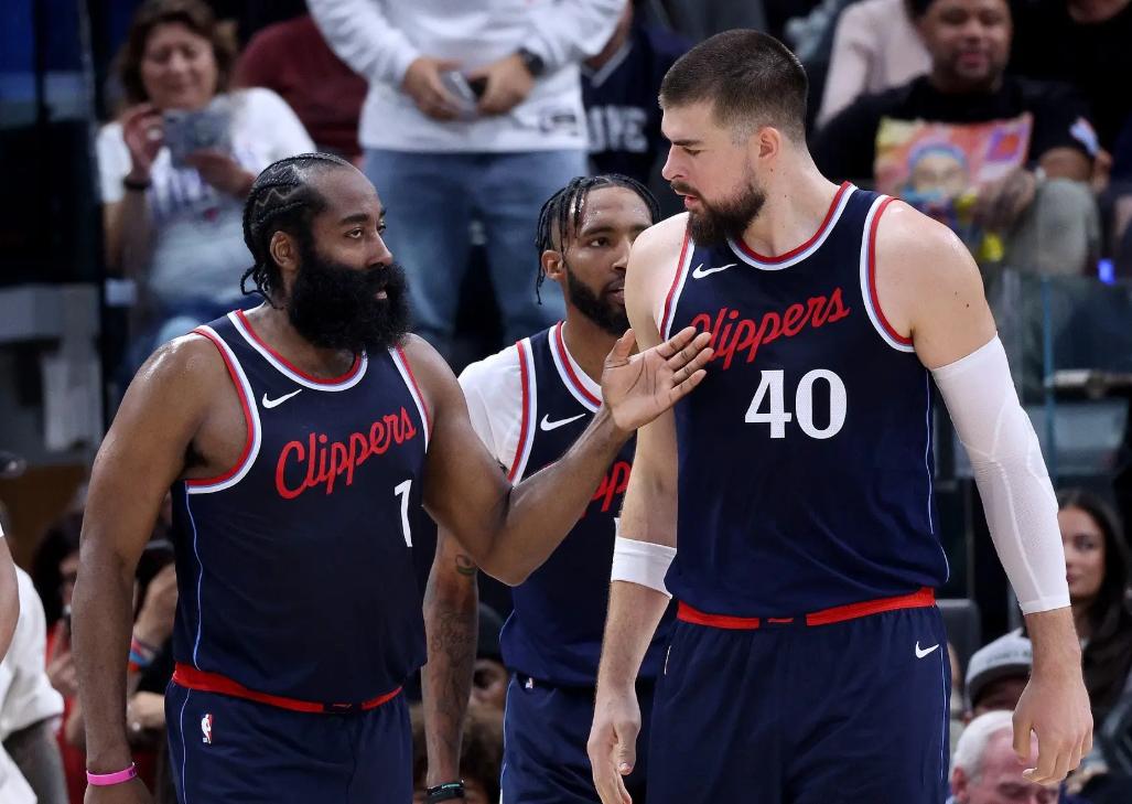 开云注册平台-切尔西发布备战花絮，清晨更衣室发声，NBA常规赛任务艰巨，团队化学反应显著(字母哥冲进步行者更衣室要球)